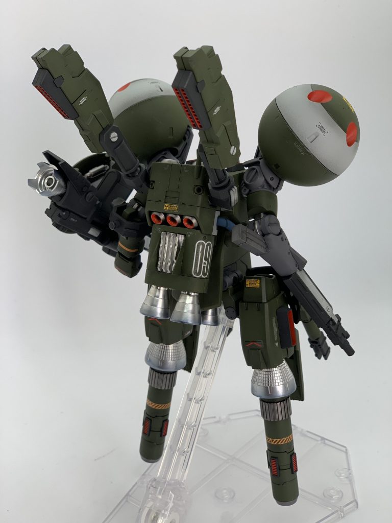 後ろから。
基本このキットは青一色のため、塗り分けをテーマに制作しました。
大型ブースターとスタビライザーは別パーツに交換、シールドはリーオーの物を使用。
右手の銃身は切り落としてオリジンザクの対艦ライフルの一部をくっつけました。
ウェザリングはほぼ無し。