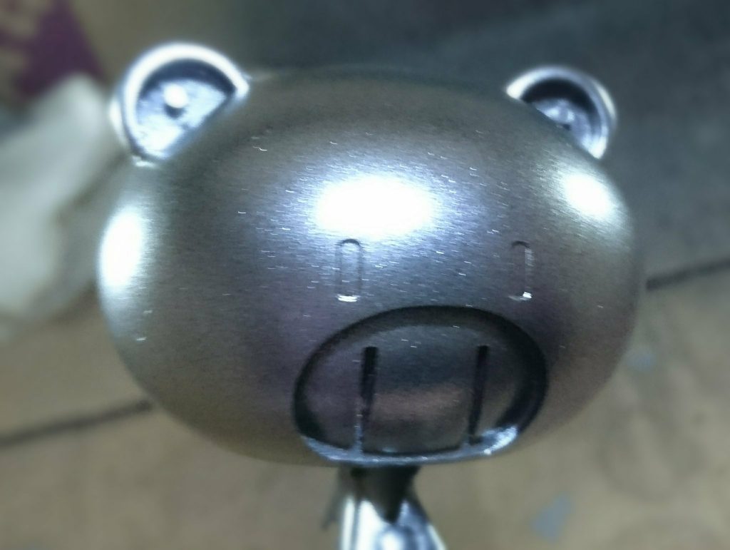 合わせ目消し後に600→800→1000番ヤスリをかけ、サフ後にクレオスウイノーブラック→GXラフシルバー