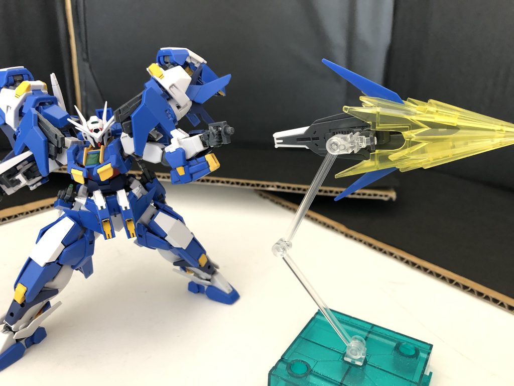 シールドは分離、デスサイズの様なバスターシールドとして使用できます。
貫通力が無いので相手への牽制ぐらいにしか使えないので相手を押し出し、そこから叩っ斬るというのが基本戦法となります。
以降シールドは使えませんがブレイザーからビームシールドを成形できるのであまり問題にはなりません。