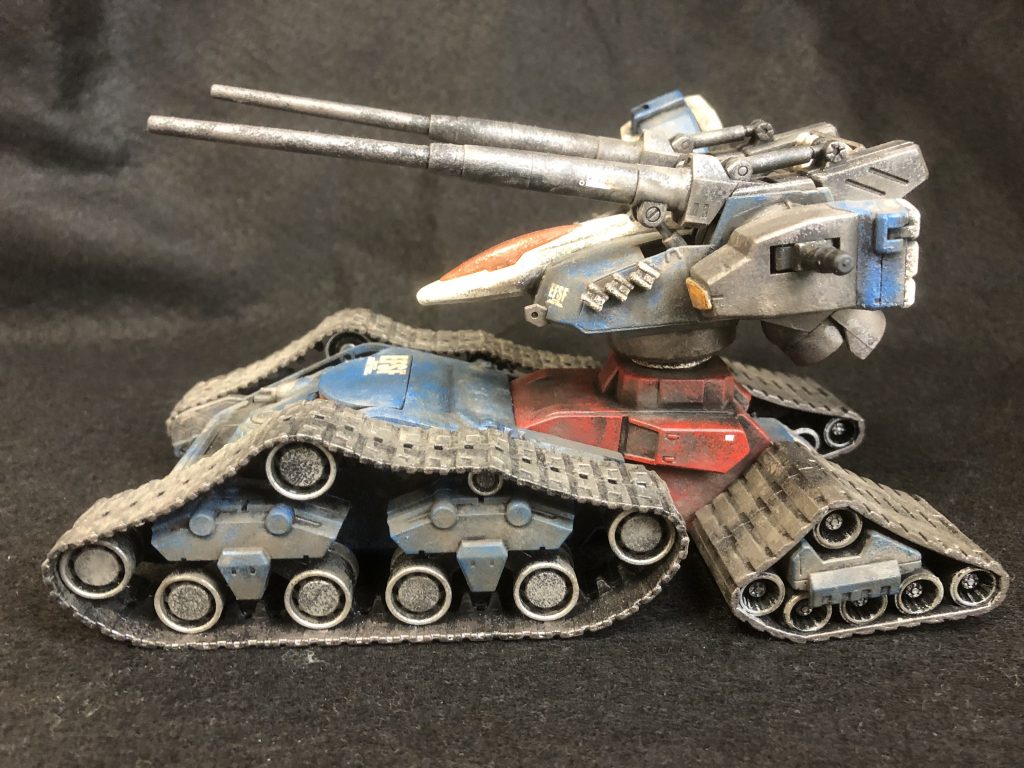 後方下に 上半身が可動し リアキャタピラ部が後ろにスライド 
下部操縦席前が 前にスライドします