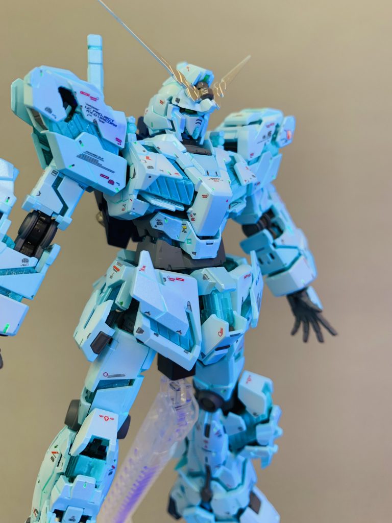 サイコフレームだけではなく、装甲も発光