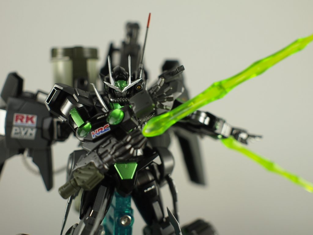 頭部には個人的に好きな顎前のガードが欲しかったので、180mmキャノンのフォアグリップを使用。
また、OOガンダムには頭部バルカンがないので「俺がガンプラバトルするなら頭部バルカン欲しい!」と思っていたのですが、そのとき昔のパチ組Mk2を探してみたら見つかったのでバルカン部分だけ真鍮線でくっつけ、ビルダーズパーツのアンテナと、メタルパーツのマズルフラッシュ、銃口下のセンサーには(見辛いですが)レドームを入れています。
頭部のアンテナなんですが、左右非対称になってますが加工中の事故で片方折れたため、それっぽく整えて誤魔化してます。
胸周りに手を入れてオリジナル感を出せないかと思って、顔の前の長く上に伸びた(本来は白色の)二本のパーツをブツ切りして顔を動かし易いようにし、MSGのエッヂディテールとビルダーズのザク用アンテナをくっつけてます。ブレード状のパーツイメージ。