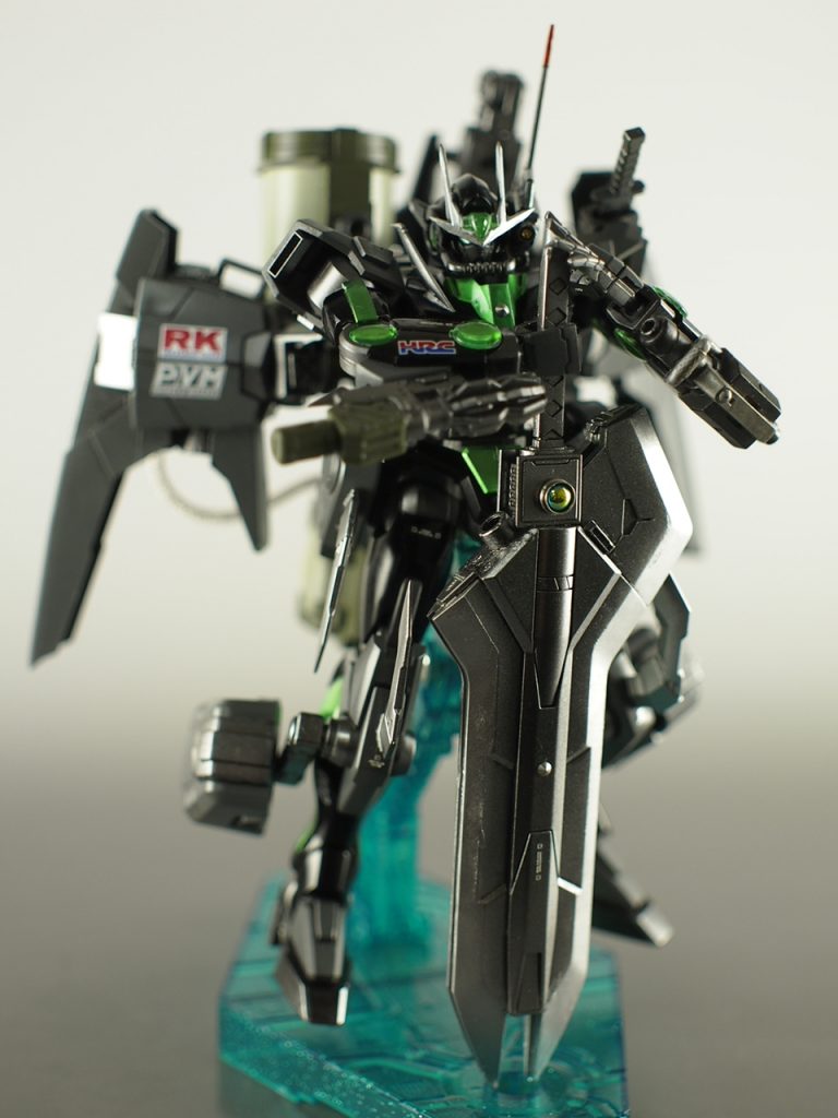 とにかくフィニッシャーズのピュアブラックが使いたい!って決まっていたので色変更は決まっていました。
そこから暗い系の色ということで灰系と、フレームにはガイアのスターブライト アイアンを使用。
さらに仮面ライダー555やアムドライバーのイメージと言いますか、エネルギーラインのようなものを表現したかったので蛍光グリーンのラインのようなものもやりたい、ということでシルバーとガイアの蛍光グリーンクリアタイプでキャンディ塗装。
クリアパーツ部分は蛍光グリーンクリアを裏に塗装し、中のシール貼る部分をメタリックテープ切抜きに置き換え。