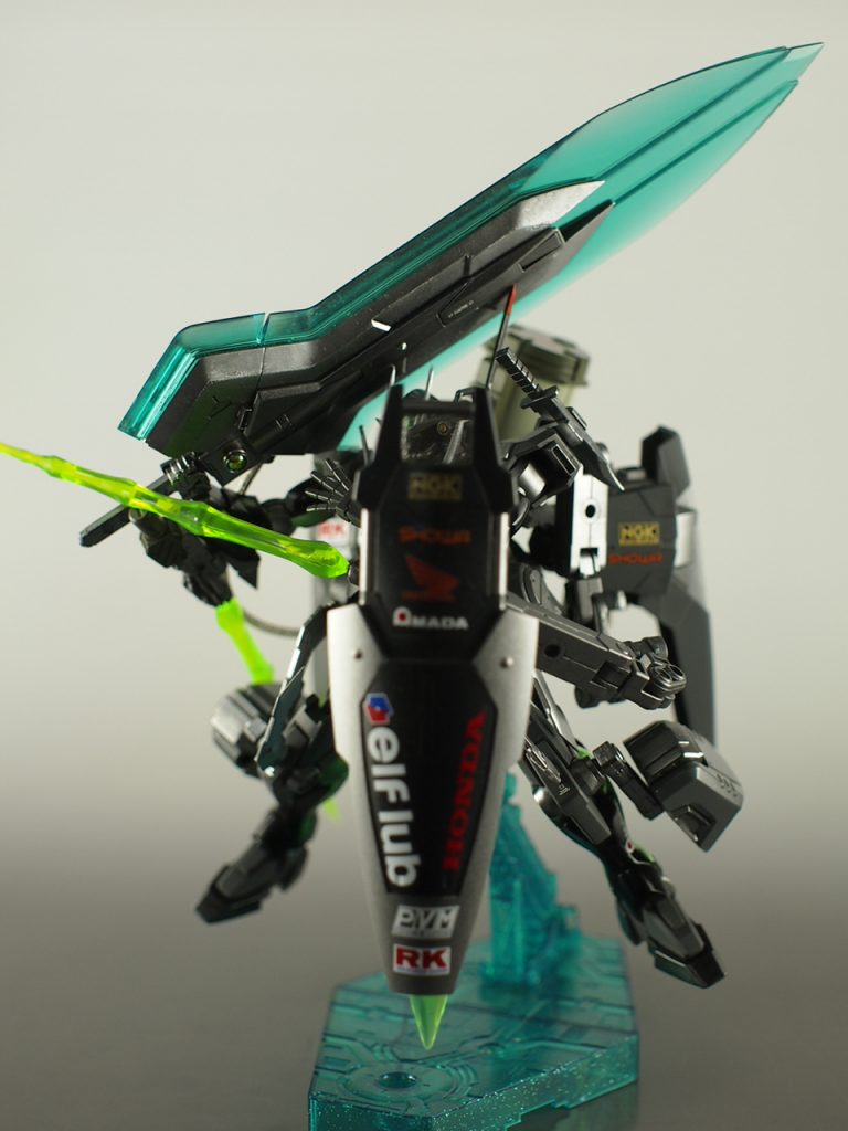 メイン武器の剣は柄を友達からもらったMSGのカタナをそのまんまねじこんで使用。
パイプ接続用の穴を隠すのにMSGショートパイプを使用。
剣の外側だけエアブラシの引き金ちょっとだけ引いて、刃のイメージで銀色に塗装してます。
ビーム刃出してない間は実剣としても使えるイメージ。
身を隠せるぐらい大きいシールドが欲しかったのでGP01のシールド使用。
盾に隠れてブースト出力全開にし、突っ込んで斬りかかる感じのポーズ。
ホンダのカブが好きなのでホンダWINGのロゴとか貼ってます。
ここまでの写真と長い文章を見て頂いてありがとうございました。