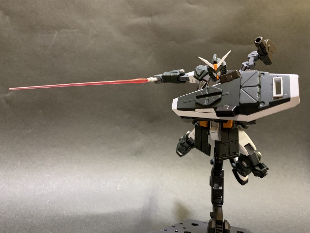 ビームサーベル
通常のベースガンダムと同じくバックパック右側のサーベルラックに装備されている標準的な性能のサーベル。