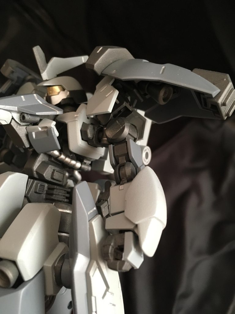 肩装甲はグレイズリッターのものを切り詰めて、上から百錬の腰装甲を貼ってるような感じ。可動します。また、グレイズの胴体下ケーブル部分も置き換えてます。