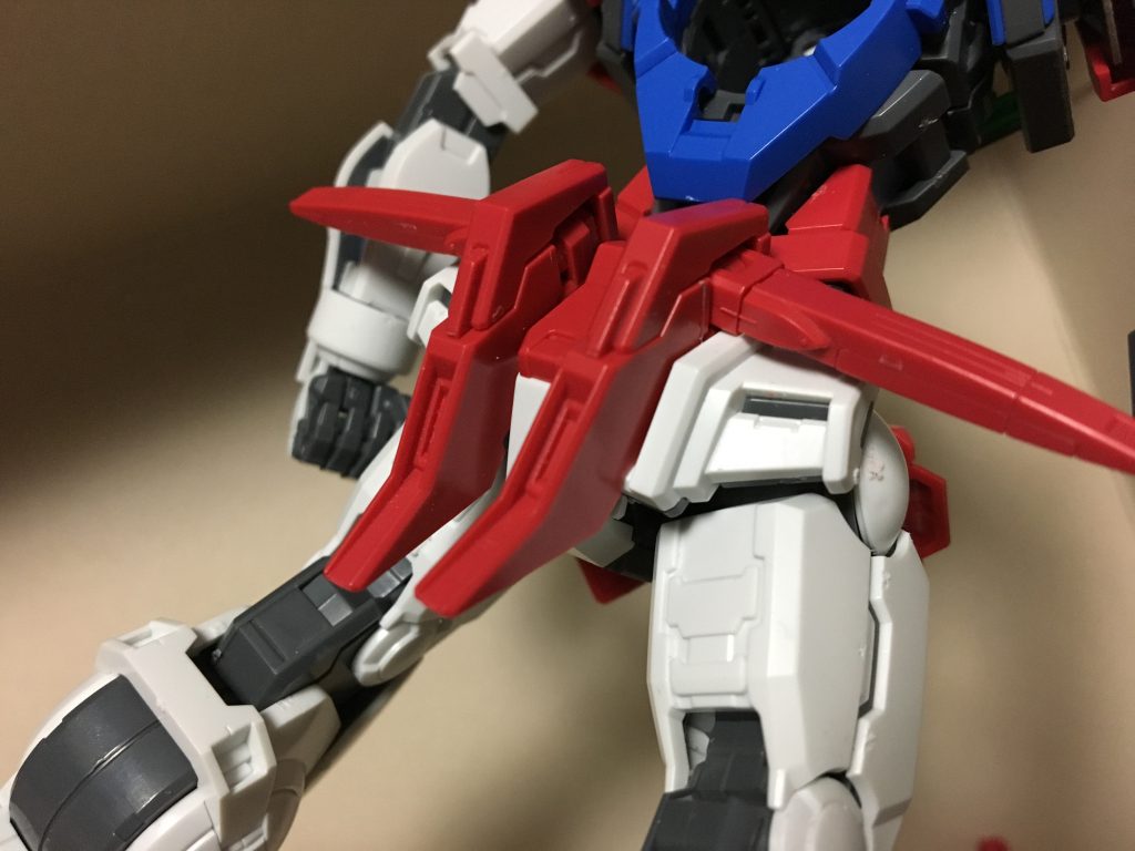 ＭＧエクシアのリアアーマーを土台に、アストレアのブースター周りを取り付け。そのままでは取り付け不可なので、内部を削る等することで取り付けることができます。