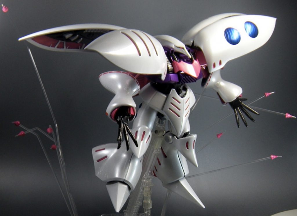 ファンネルはクリアのプラスチック棒で飛んでいる雰囲気を出しています♪