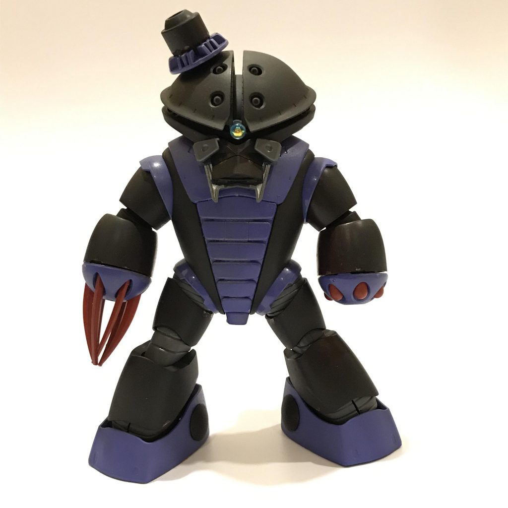 口にグフ・カスタムのシールドパーツをくっつけてお髭のように。頭には余ってたパーツを使って帽子のようなものを作ってみました！可愛い！