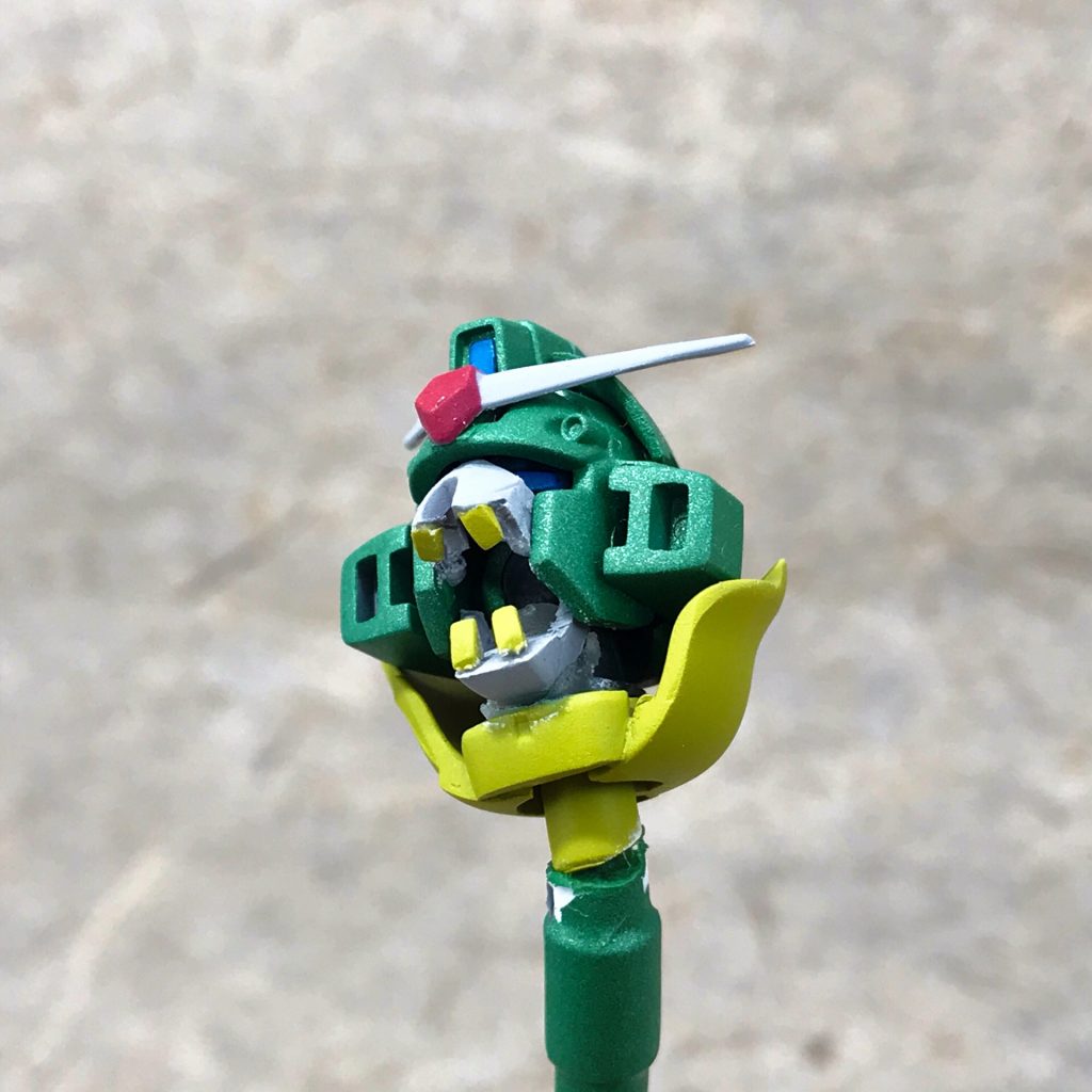 キノコの形状は一般的な茸とは異なり、笠の上部にモビルスーツの頭部を模した部位が存在しています。