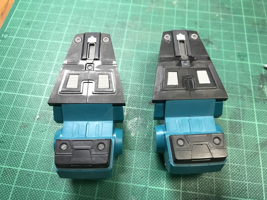 足裏は穴を開けてパーツをはめるなどしてから接着しました。