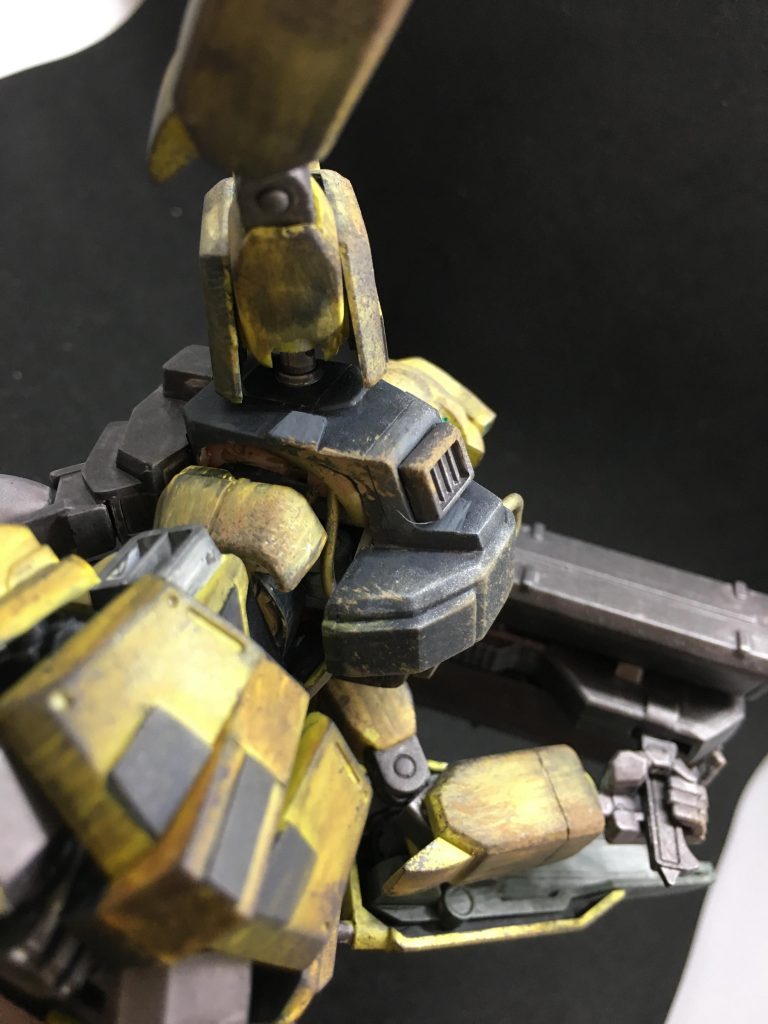 胸部の隙間部分も曲げたランナーを貼り付けて誤魔化してます。