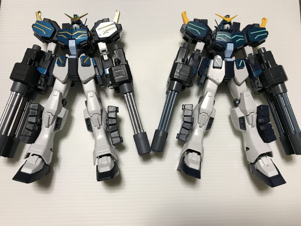 続いて本体の比較(←オリジナル・素組み→)
特徴的なグリーンはメタリック塗装に変更
差し色として入ってるライトグリーンは思い切ってゴールドリーフで塗装
アンテナと肩の突起も同じゴールドリーフで
2キットあるのは
素組みで作った後に
「オリジナル塗装で作りたいなぁ…」
と思い、新しく買った為