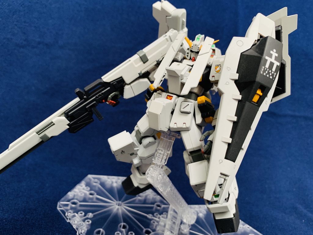 いよいよフルドドとヘイズルの合体！
ヘイズル・ラーです。付属のパーツでドッキングが出来るので難なく出来ました。ただロングブレードライフルを装備すると腕の可動域が大きく狭められますね笑 あとシールドと背中のフルドドが当たる程度の干渉はありました。