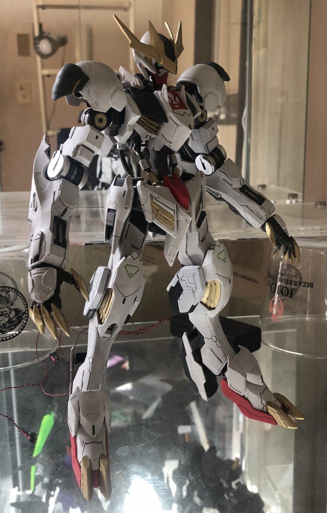 ・腰を10mm延長
・首を2mm延長
・爪を鋭角化(若干)
・胸の両サイドの白いアーマーを2mm幅増し
・それに伴い肩も2mm幅増し
・股関節を2mm幅増しして脚を外側に