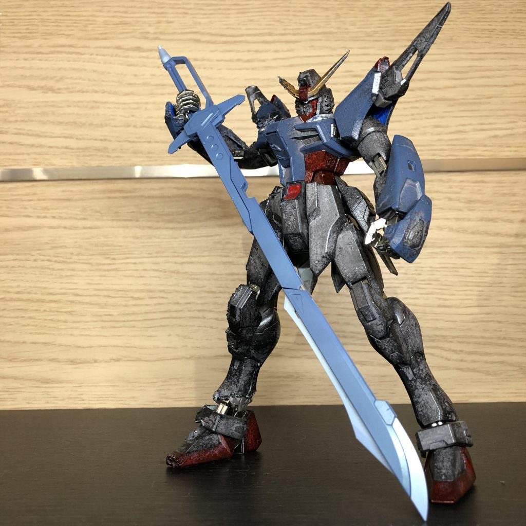 単体での立ちはこんな感じです。
この時はまだビーム刃無しの方向でイメージを膨らませていました。