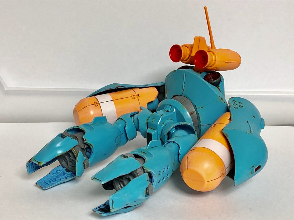 巡航形態。ユニット等にも汚しをしようか迷いましたが、これらは使い捨ての設定なので程々に。
足裏には目を瞑ってください…