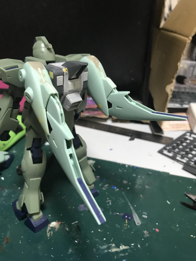 はい切り離されました、丸坊主くんです。
可動軸にはポリキャップを仕込んで軸回転できるようにしています。これは仮止めしてその可動域の確認中。
下部は側面の台形のバーニアディテール以外全て開口しています。