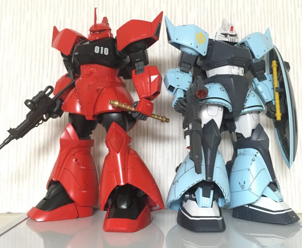 ジョニー・ライデン専用機と一緒に。並べてやりたかったんですよね。やはり赤と青は並べた時のバランスが良いと思います。

とはいえ、もう一機も並べたくなるのが人情というもの。ジャコビアス専用機も出てくれませんかねぇ。

今回はこれにて終了。
ありがとうございましたm(_ _)m