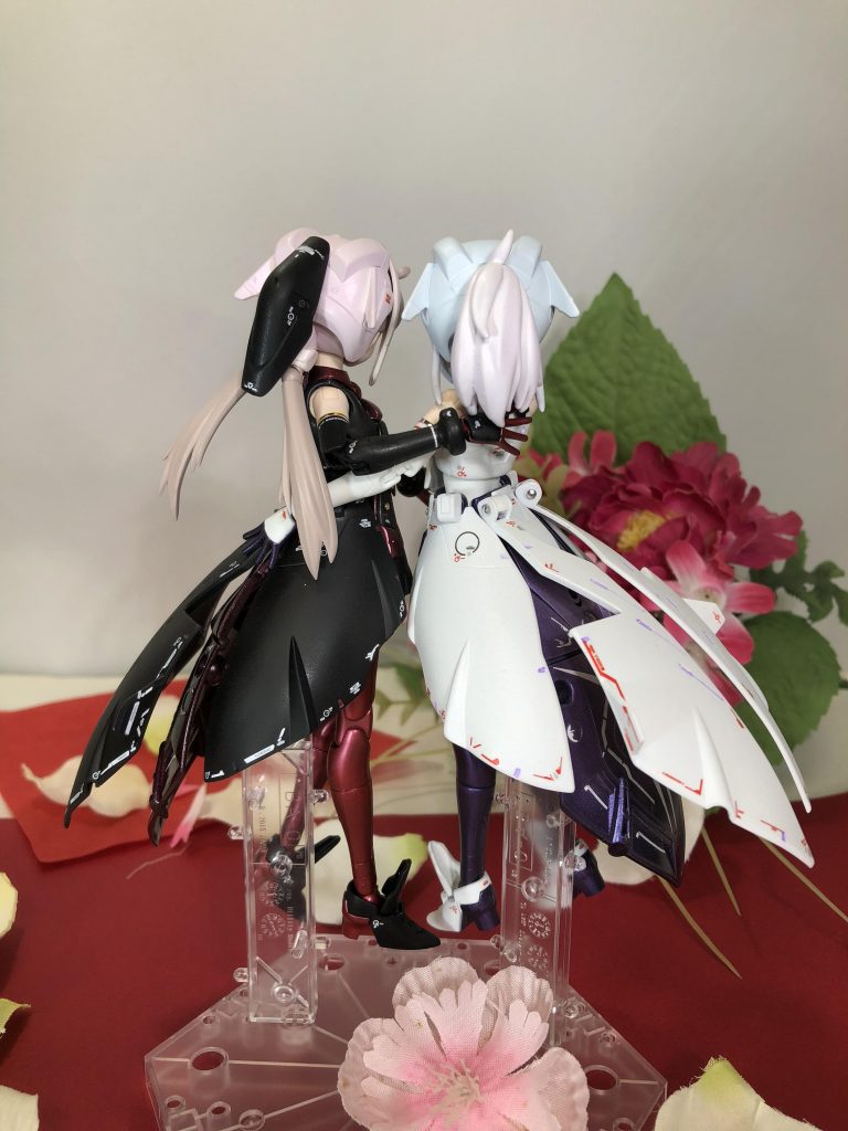 スカート周りはキットそのまま
スカートの模様代わりにマーキングデカールを大量に貼ってます。 ええ、二人は
ガンプラなので。