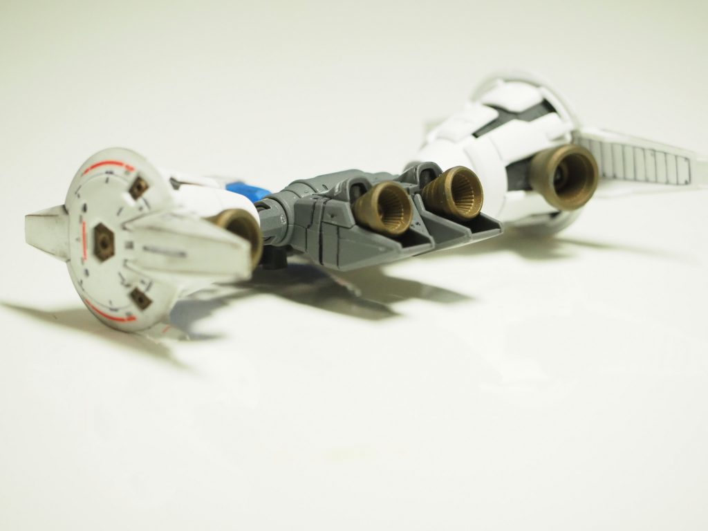 後ろ姿です。バーニアくらいは、金色で塗っています。