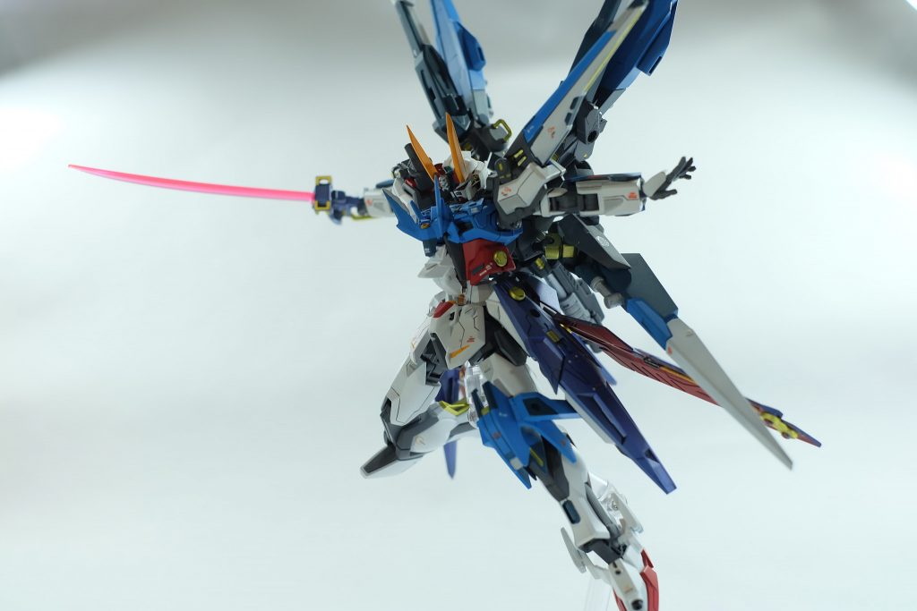 クロスストライカー3
4基の大型スラスタを備えた空間戦闘用ストライカー。ユニット上部にはそれぞれドラグーンが装備されている。