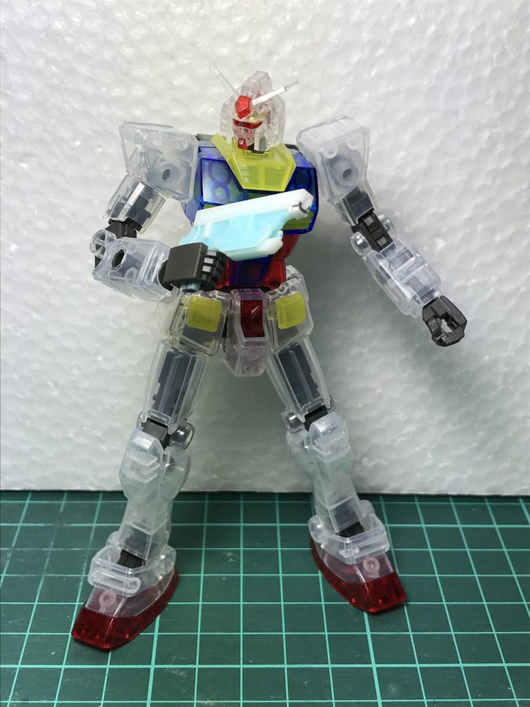 ## let’s action!!
今回製作したハンドガンをHGUCリバイブ版ガンダムに持たせてみました〜ヽ(・∀・)
違和感のないサイズに仕上がっていると思います(≧∀≦)