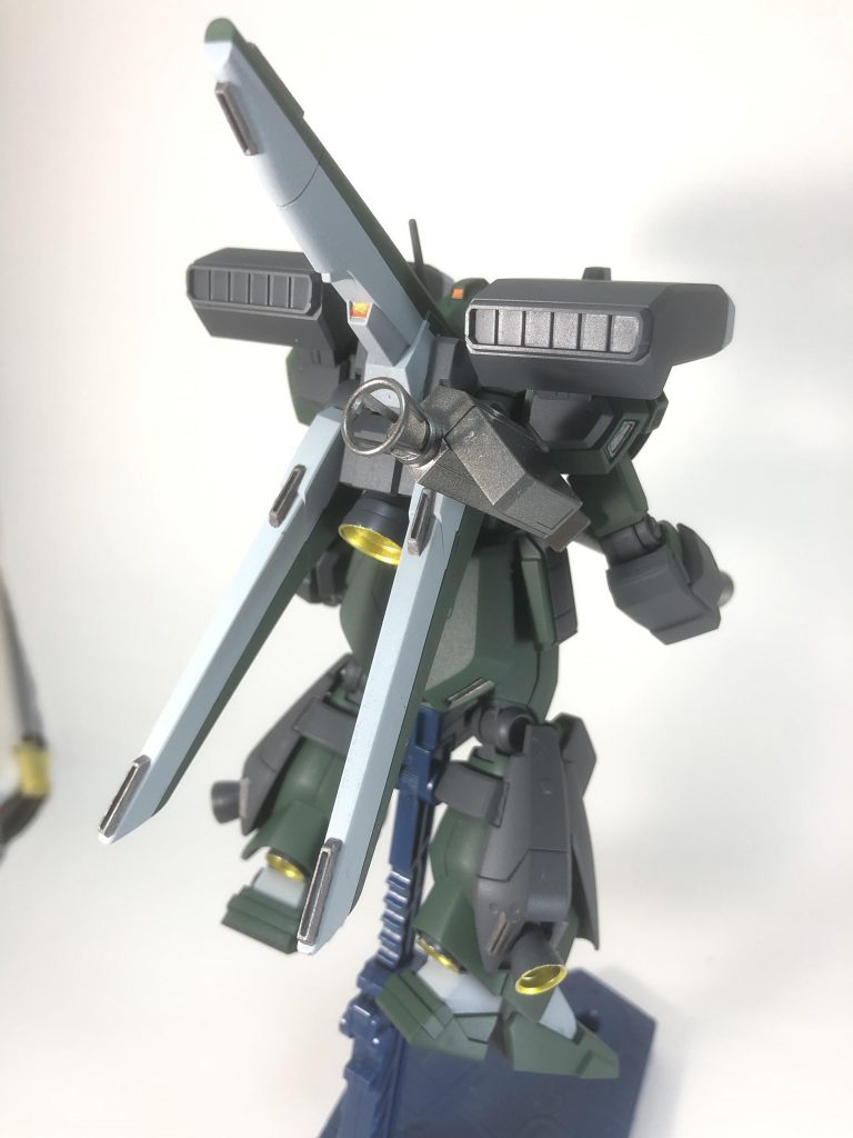 背中のゴテゴテ感の方が好きです