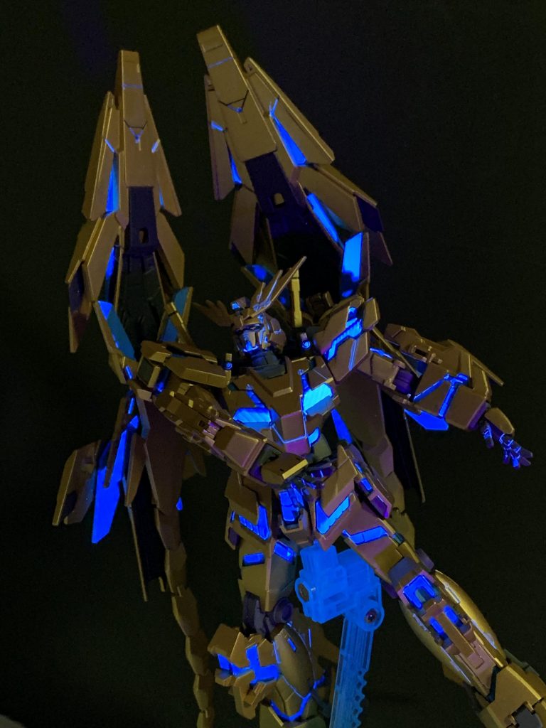 ブラックライトのあて具合でサイコフレームの光方が変わるのが面白い