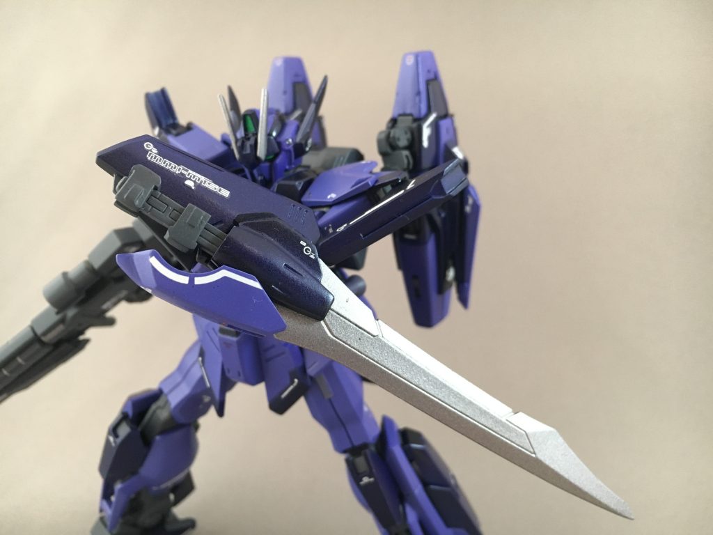 主武装その2、大型ヒートソード「ビクティムリッパー」。
通常は左手の武装ラック兼シールドにマウントしています。
長物武器はロマン!