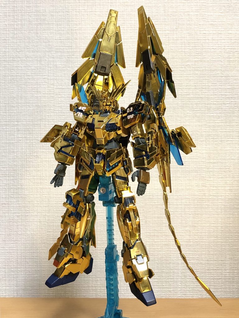 ホビージャパンで拝見したMGフェネクスのメッキを活かした作例を参考に、HGで出来ないか試行錯誤して部分塗装、わずかな改修を行い製作しています。
ゲートから切り離した跡などは、少しヤスリがけしてゴールドを塗装後、クリアオレンジなどを薄っすらと塗り最後にトップコートでトーンを合わせて調整しました。