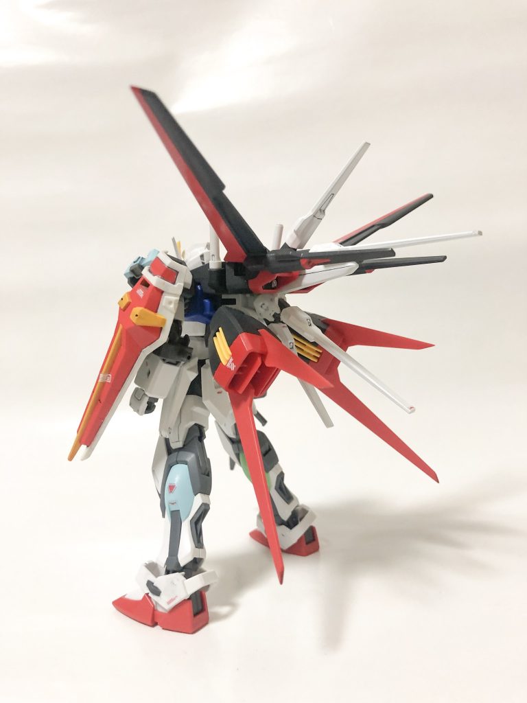 MG準拠で肩にダクト?を新造、エールストライカーにドラグーンを6基追加、シールドと腰のサイドアーマーを食玩から流用しました。