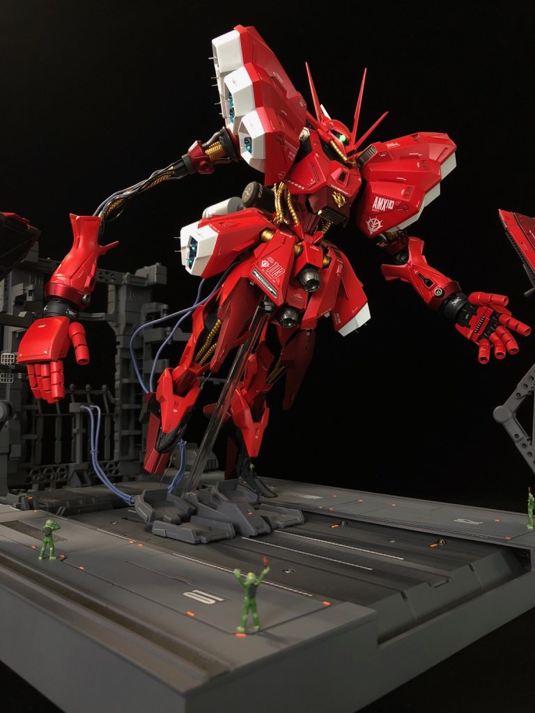 本体のアップ写真。
浮遊感を出そうとポージングは工夫しました。