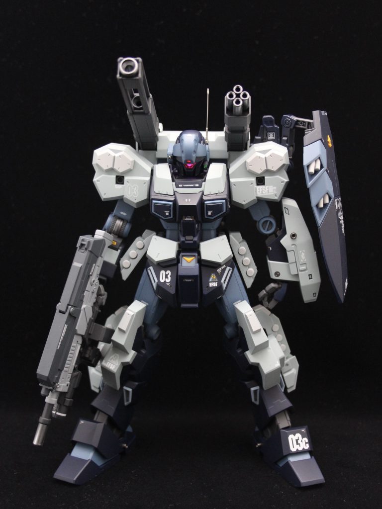 正面ショット。
設定には無かったジェスタ用のシールドを装備させました。カラーリングは、ナラティブ版に寄せた明るめとしつつ、追加装甲部分の色味を工夫しています。