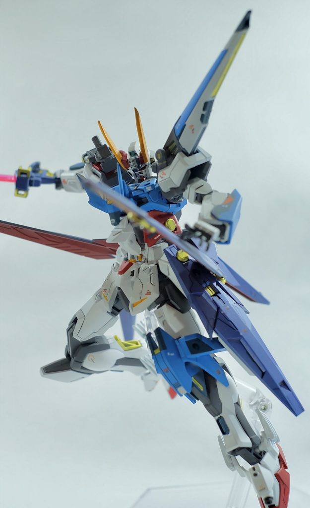 単なる増加装甲ではなく、ビームライフルが内蔵されており、展開ー発射をオートマチックに行うことが可能。