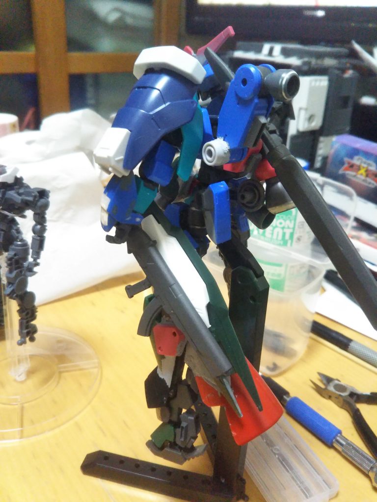 製作過程のものを2つほど。この時には腰前面にアーマーを付けていたのですが、パーツを紛失したことから却下になりました。この色はこの色でなかなか気に入ってますけれど、やっぱり色を揃えると綺麗になったように感じます。……こうして見るとほとんどのパーツがパテまみれですね。
以下、フレーム構造です。