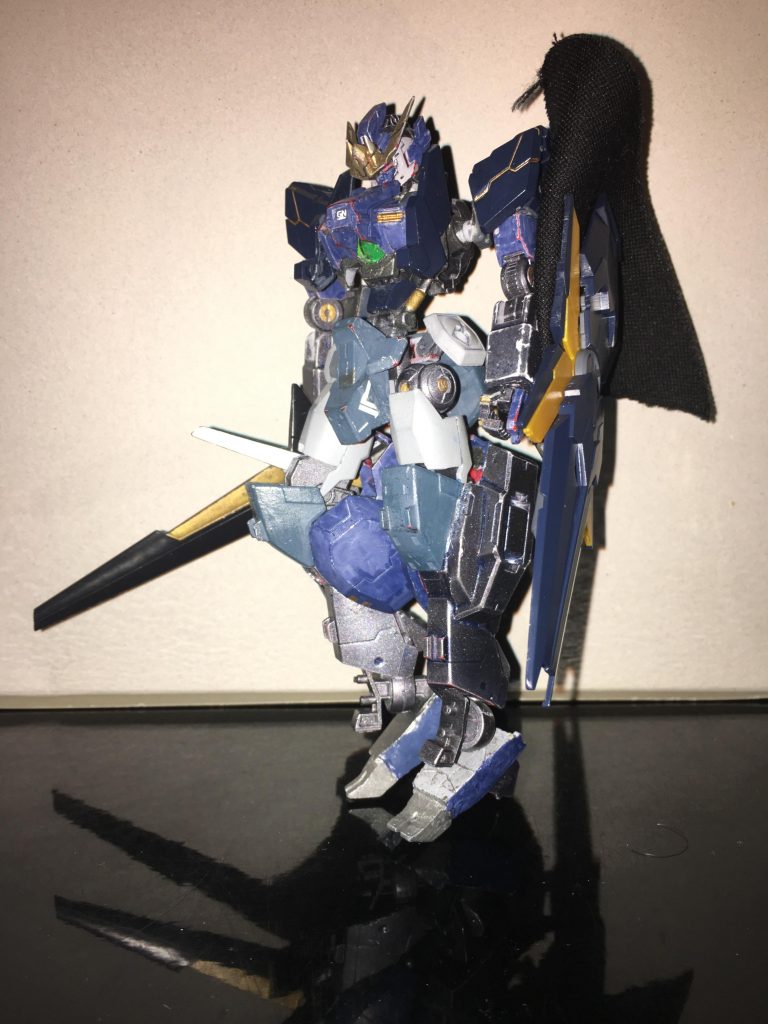 普段背面に装備しているシールドを左腕に装備