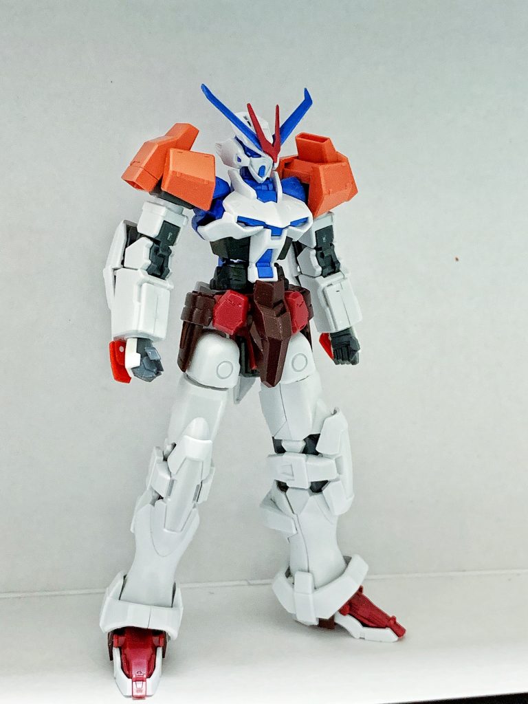 これが、このアストレイの初期案になります。
最終的に生き残ったのは、顔、胴、脚のみです(´･ω･`)