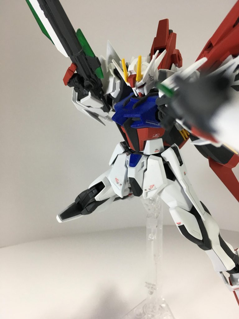 高速近接戦闘機ということで、空間認識能力を強めるためアンテナを増設。スカートにも銃剣を懸架できるようジョイントを取り付け、装飾に羽をつけました。