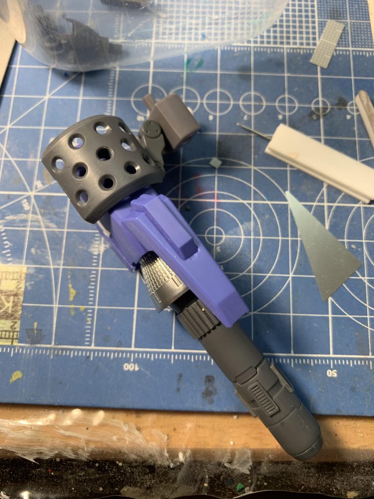 足は百万式から拝借してなんやかんやくっつけました。ブースターの中の穴は3ミリなので色々なものが無加工で接続可能。