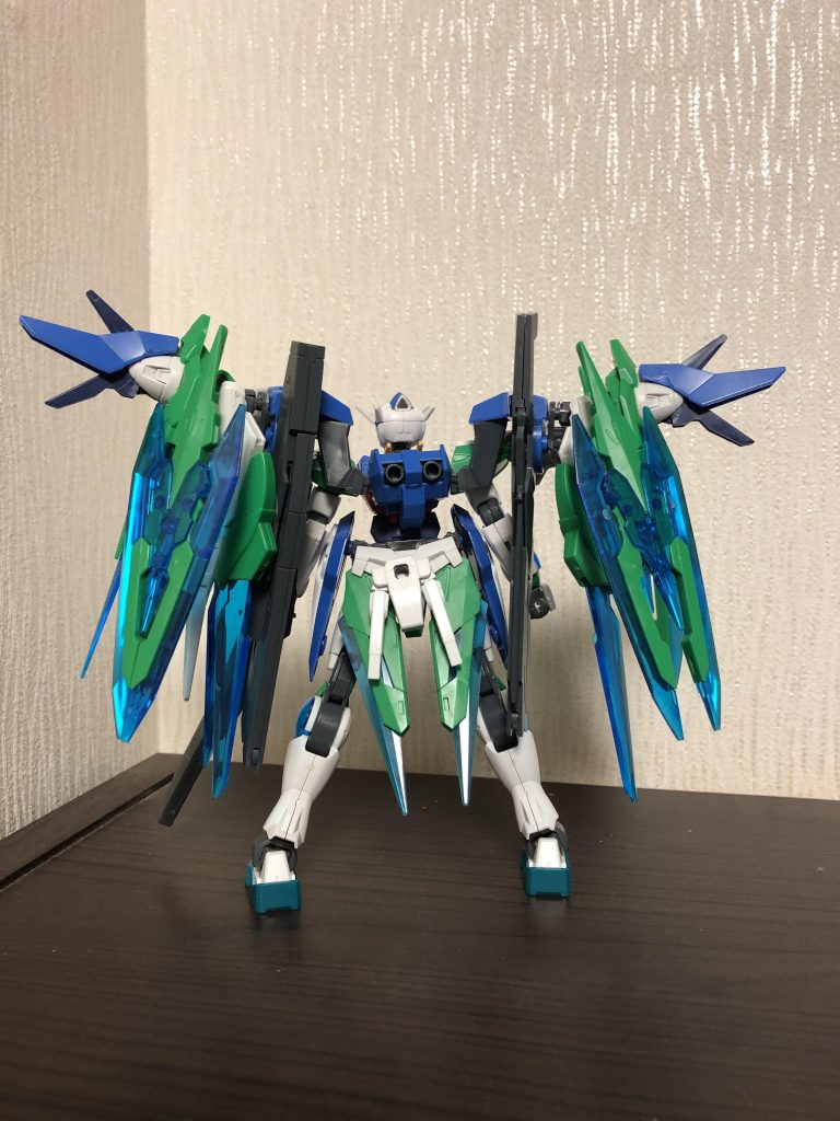 設定はクアンタと同型のGNドライヴを二基積んだツインドライヴ機で特殊機能として機械を介さずビーム兵器を行使するというもの。勿論そのまま行使するより、機械を通して使う方がエネルギー効率やコントロールの方面で優秀ですが介さず使えば精度、エネルギー効率は下がるけど威力は高くなる感じです。