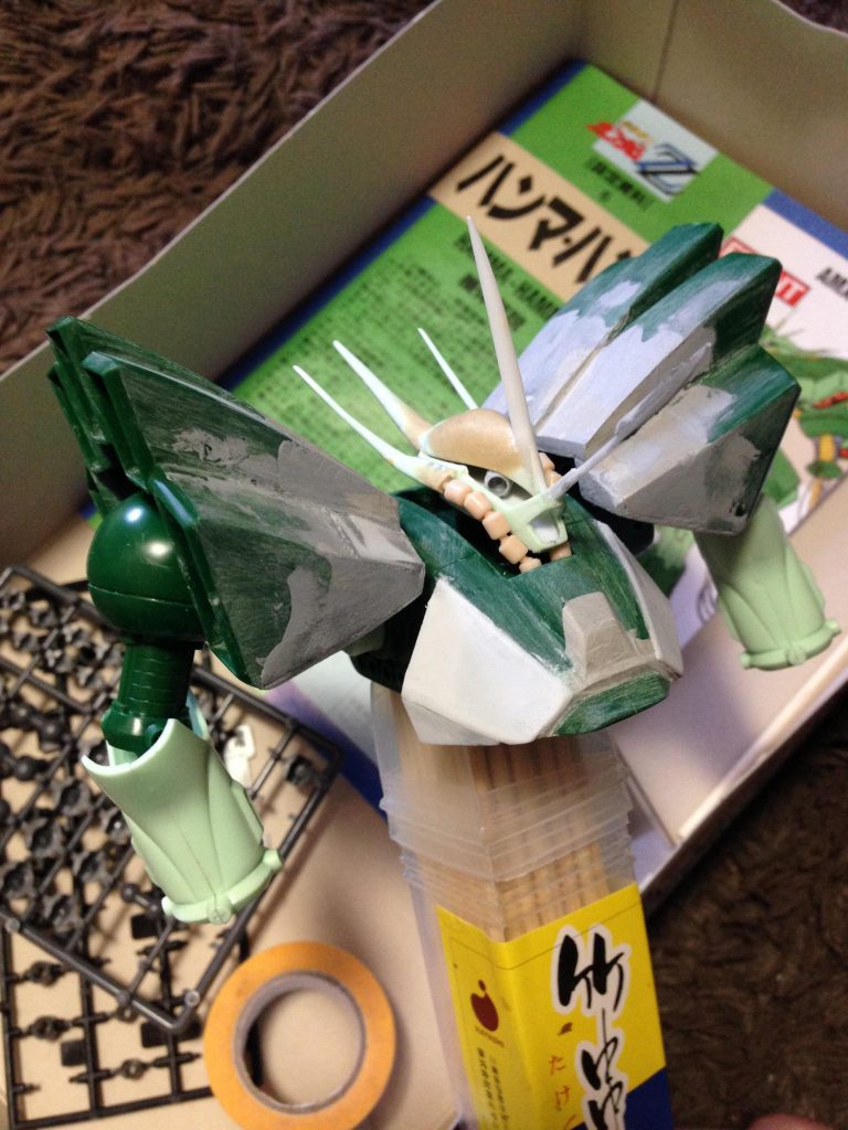 頭もパテ盛り、ツノをプラ棒で作り直して、パイプは改造パーツに置き換えて、モノアイは可動式にしました。