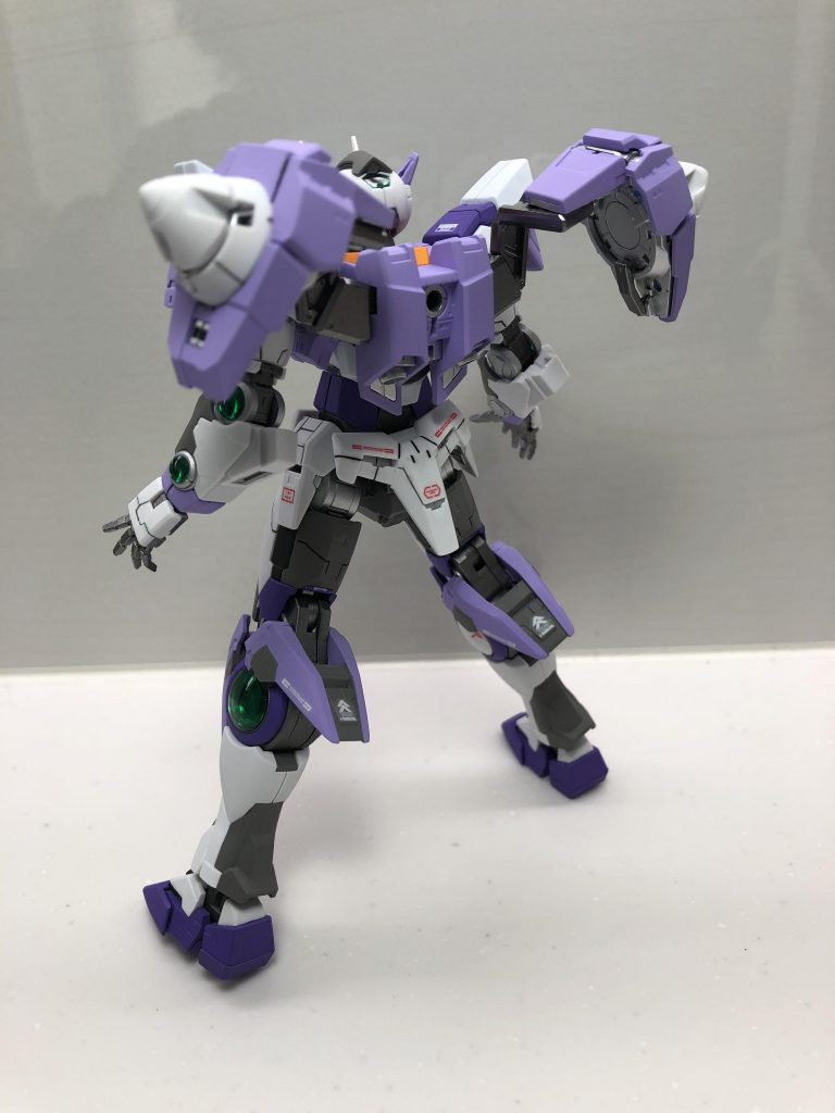 ツインドライブが肩に干渉するので、組み付ける向きを変更してます。