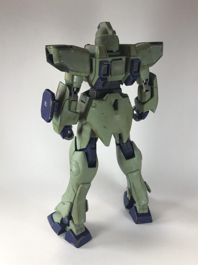 背面から。
バックパックも無くて
スッキリしたシルエットですね。