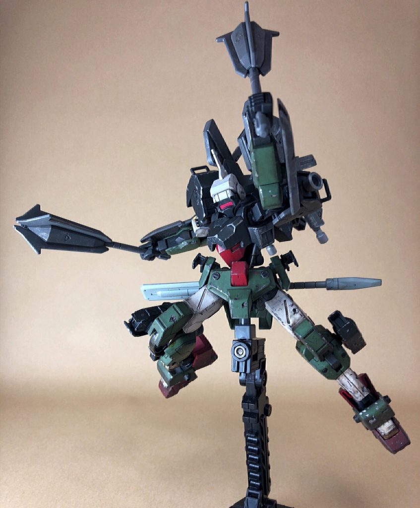 鉄血のバトルリング用の機体であるため、小回りの効くよう脚部にはフレキシブルに動くブースターを付けています。