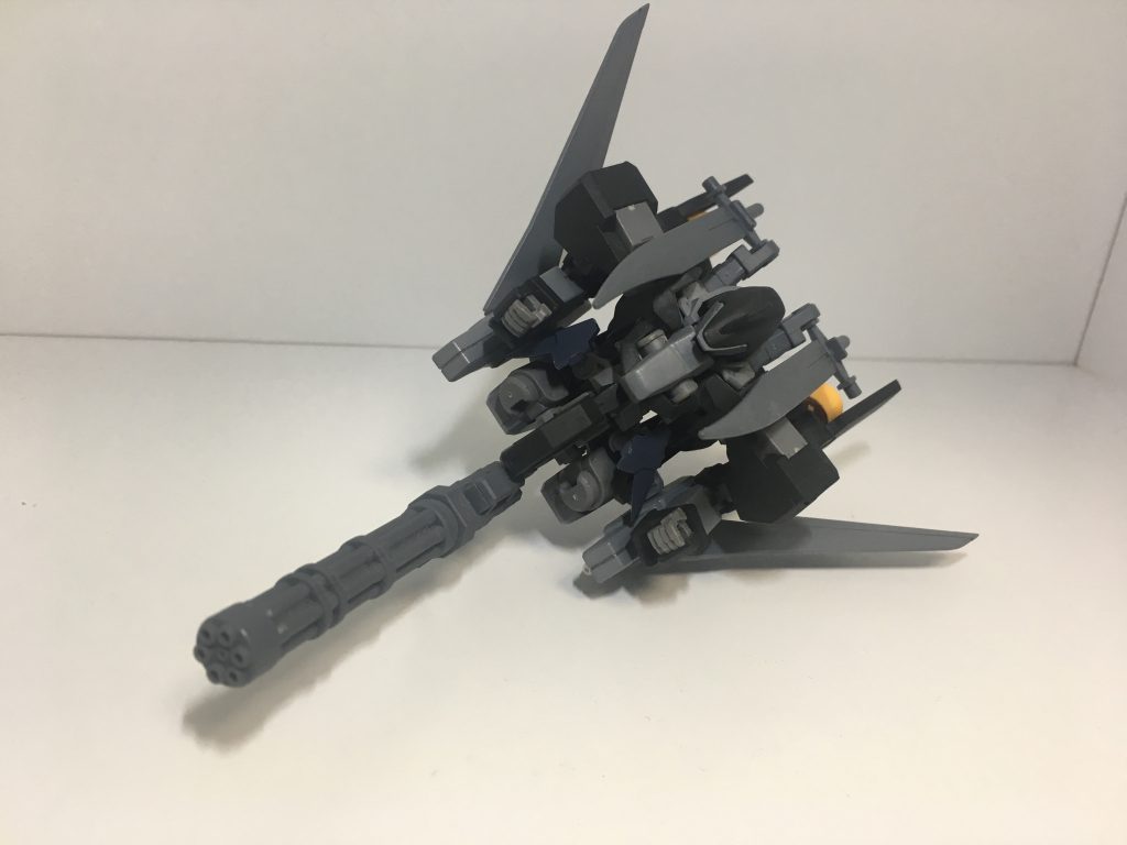変形状態です。完全変形で、ガトリングが機首になります。