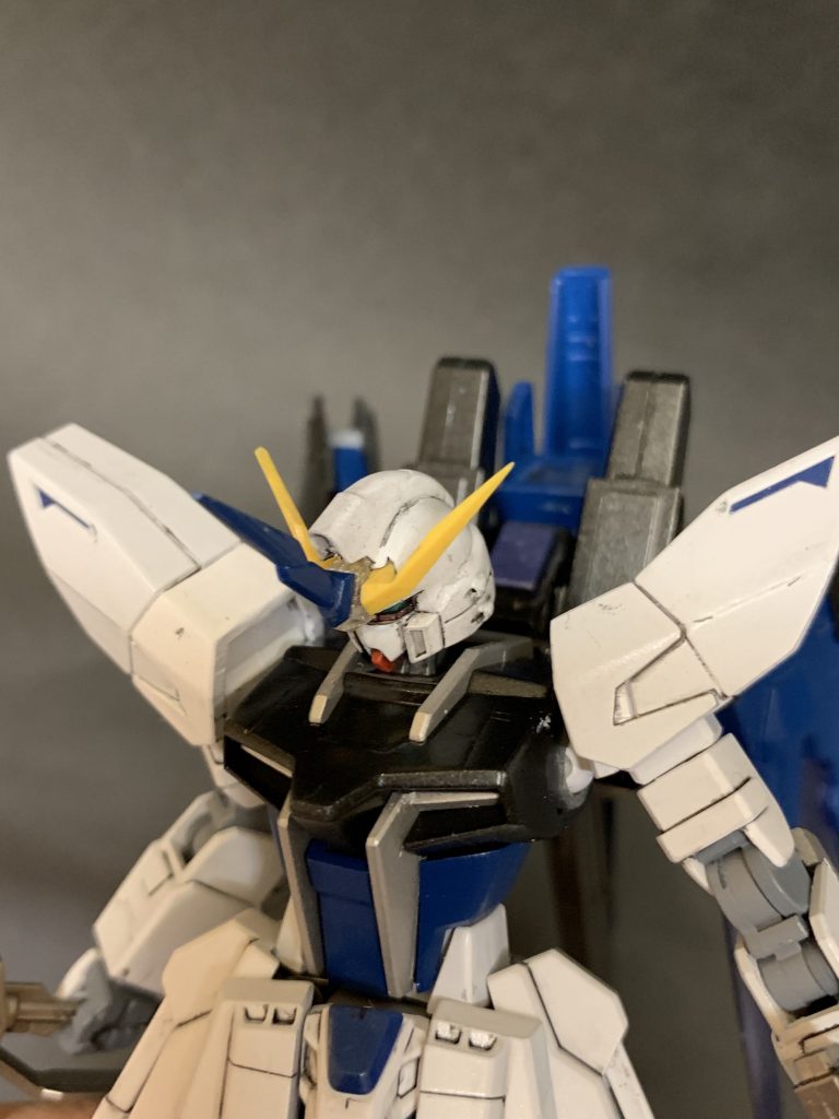 マスクのスリットは閉口、アンテナも3本角にしました。