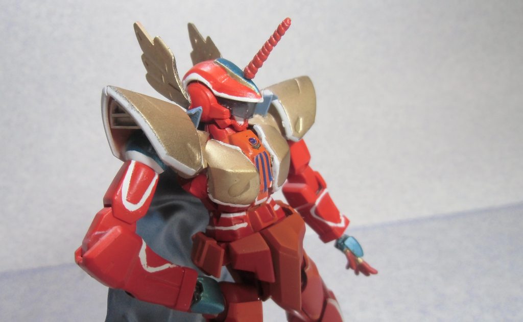 頭部のマスクと角はパテで作成しました。
羽飾りはBB戦士のウイングゼロカスタムのものを整形して使用しました。
マントはプラ板をあぶって作成しました。