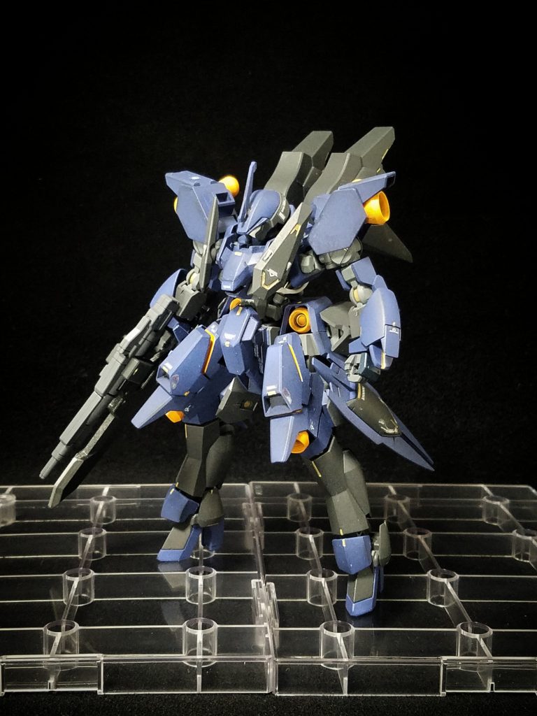 シュヴァルベグレイズの発展機をイメージして、バーニア スラスターと装甲を追加(u_u)
バーニアは漏洩、足らへんはクランシェカスタムから。肩はライトニングガンダムフルバーニアンの一部を切り貼りして可動できるように加工。