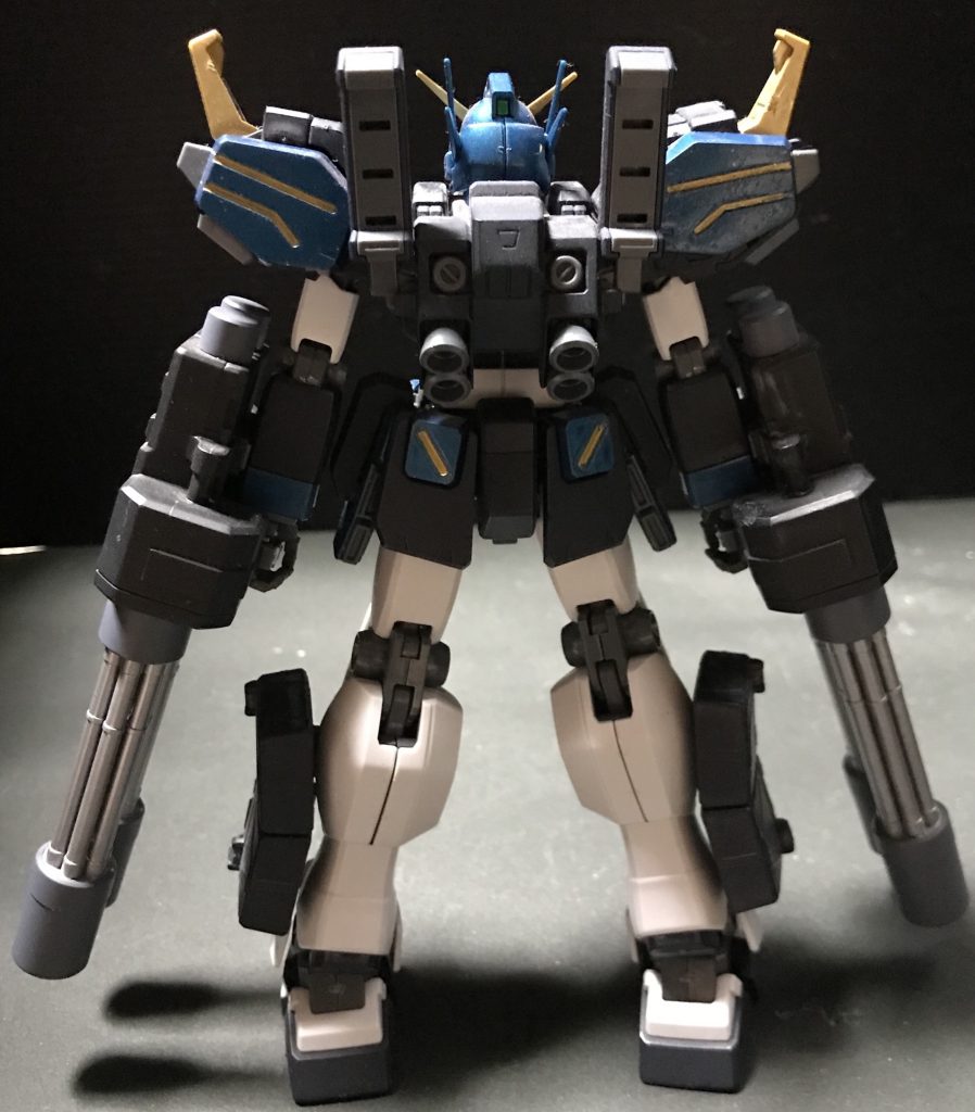 まずはお決まりの正面&背面から
今回塗装は本体の関節等のグレー部分と白の装甲とコックピットハッチ以外となります
メタリックグリーン・ゴールドリーフ・ブラックの3色塗装になっております
しかしMGは芸が細かい！！w